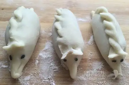 姥爷做的小老鼠饺子,做法如图所示,就是用.