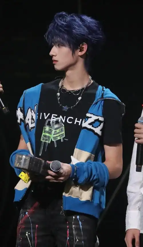 来看朱志鑫演唱会饭拍生图系列无滤镜无美颜扛得住原相机的颜值惊艳