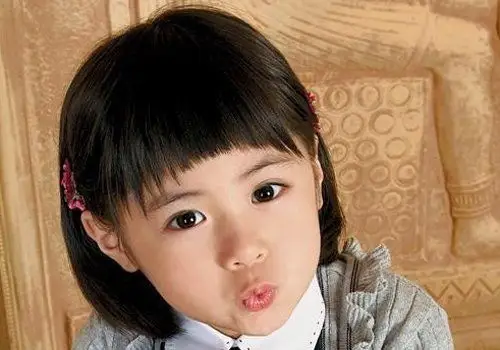 适合学生妹做的包头短发发型,在耳朵两边的头发,当然是有些长的,梳成