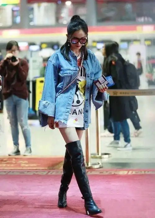 真服了机场的杨幂多冷的天都要光腿穿过膝靴女星为了美真挺拼