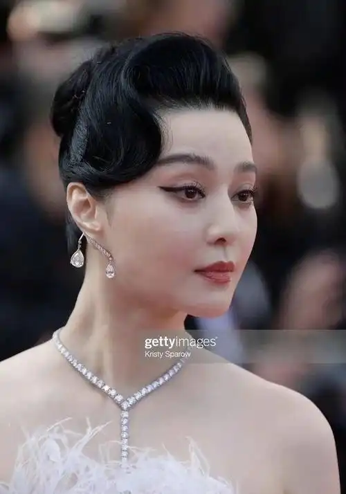 范冰冰戛纳最新生图曝光,皮肤差脸部肿胀,网友直呼医美过度|红毯|蔡明