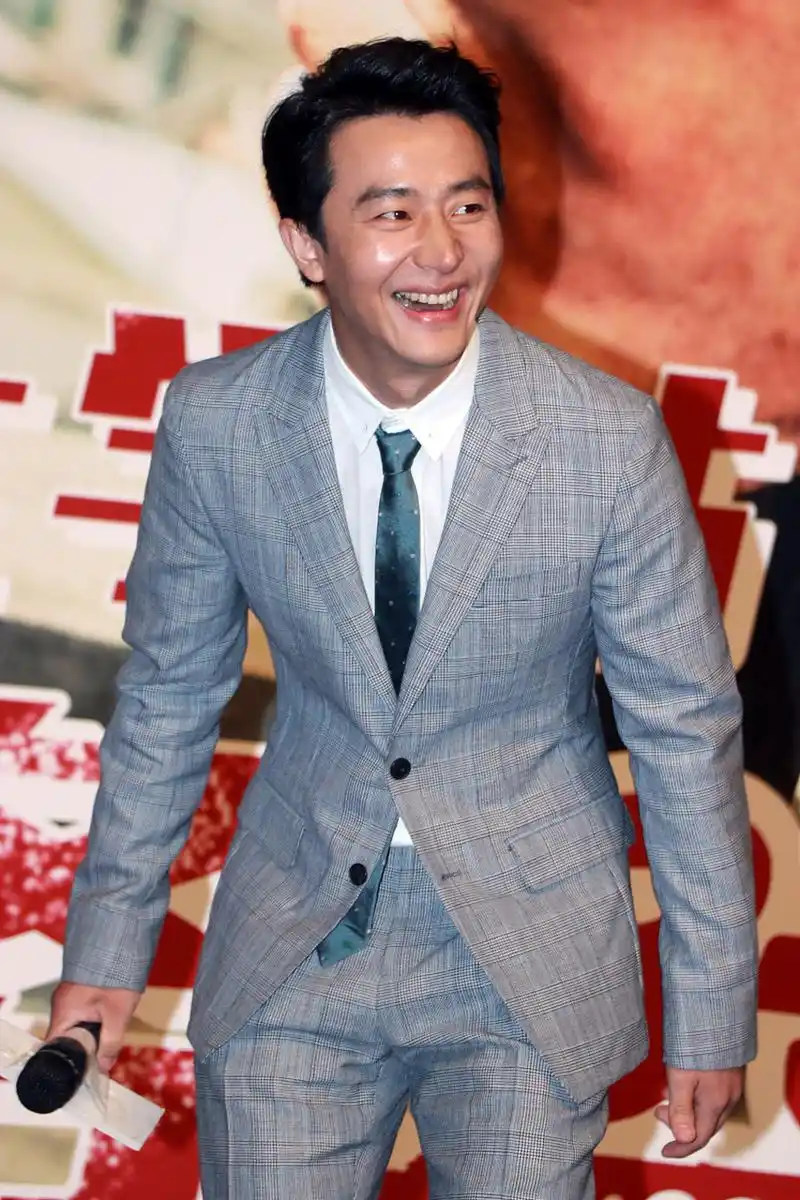 黄轩的颜值不算特别突出,身高也差点儿,但就是有种特别的感觉,比现在