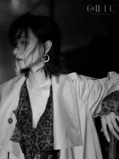 万茜旧车站工业风杂志大片曝光 身穿风衣又飒又酷