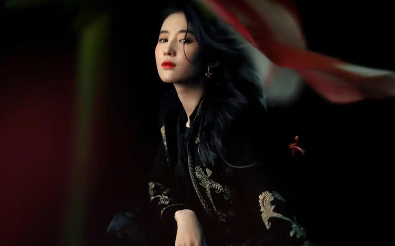 刘亦菲光影性感高清桌面壁纸_大陆明星_壁纸下载_美桌网