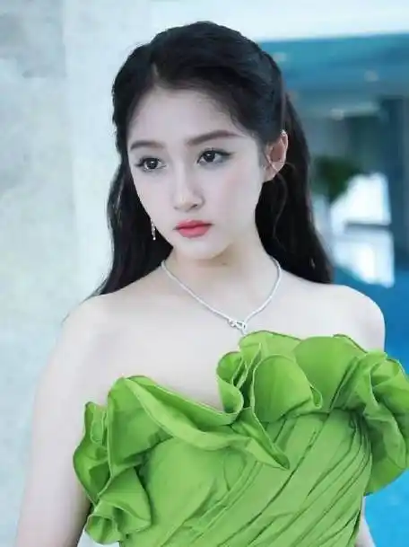 关晓彤超话八月,一抹绿在蜀地化开,荡漾起粼粼光辉95@关晓彤#关晓彤