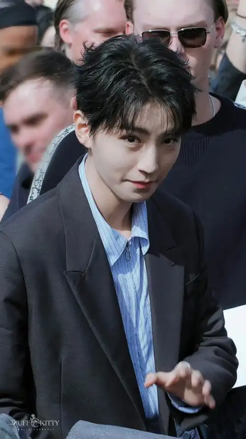 中韩男星时装周状态#还得是王俊凯啊真帅哥无惧怼脸,帅气生图一大堆