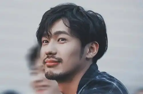 29岁白宇野蛮生长?晒出剪胡子对比照,网友直呼大叔变小鲜肉