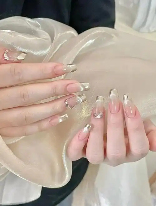 法式的猫眼就低调很多了,透粉色打底指尖一圈用金箔勾勒,低调优雅很