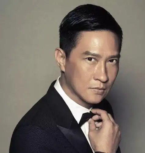 1967年香港出生的张家辉中学未曾毕业便报考了香港警察,由于想当便衣