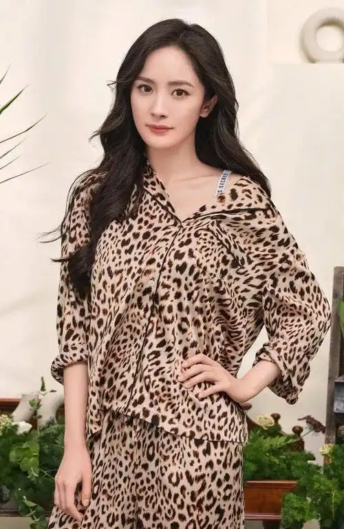 杨幂代言维多利亚的秘密配豹纹睡衣