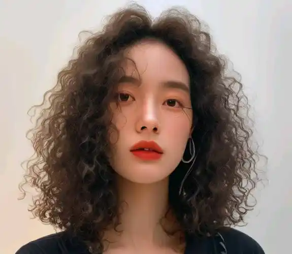 其次,一头永久的一头羊毛长卷发是展现女性女性化一面的经典选择.