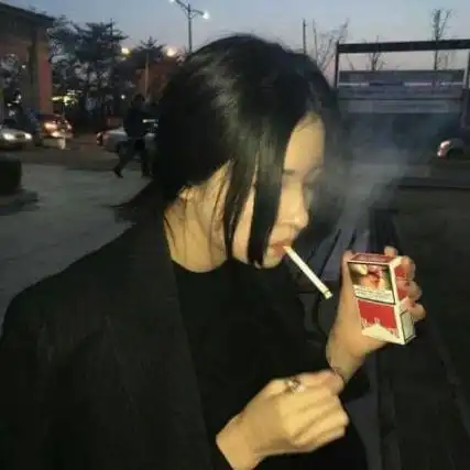 女生头像霸气高冷超拽有一部分是黑白的