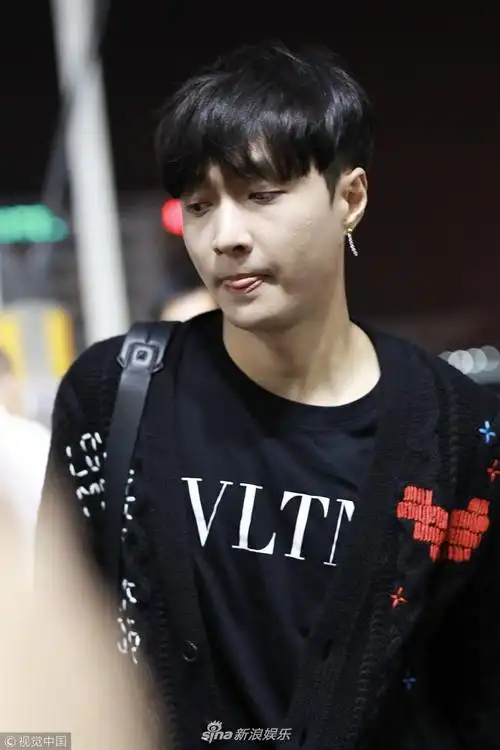 张艺兴颜值hold住"锅盖头" 不时吐舌卖萌