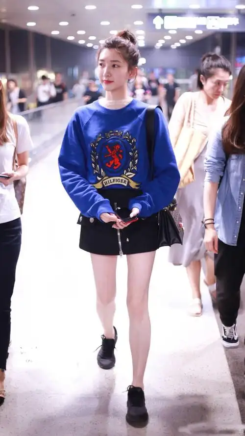 江疏影的私服街拍真时髦!英伦造型甜美清新,发型更减龄 惊艳了