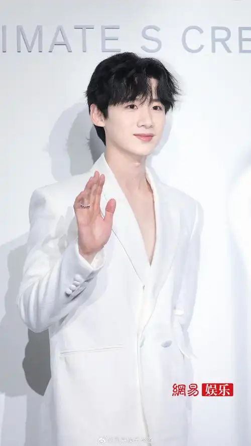 白敬亭要发新歌了#白敬亭白色深v西装出席品牌活动现场图来啦!