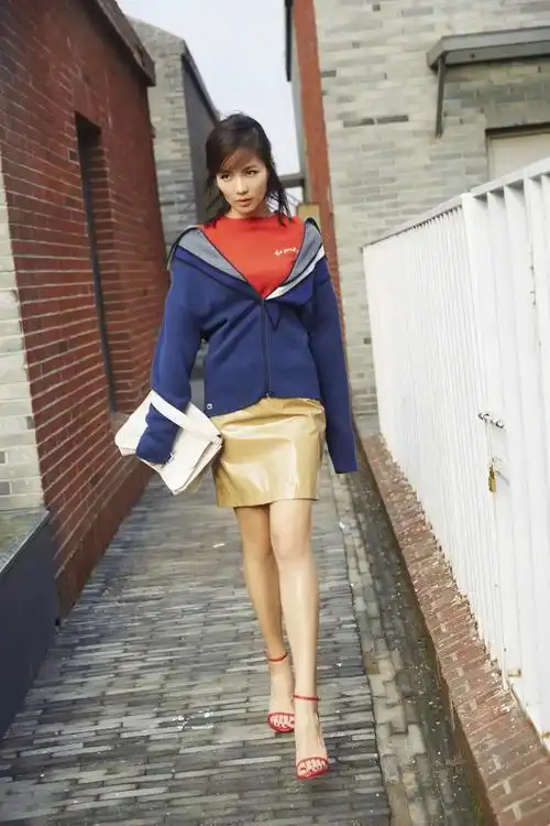 刘涛穿黑色礼服从上到下裹严实,看到腰都不敢喘气,真的没法夸了