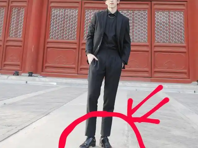 蔡徐坤亮相故宫脚上的鞋子亮了网友你就不能男人一点