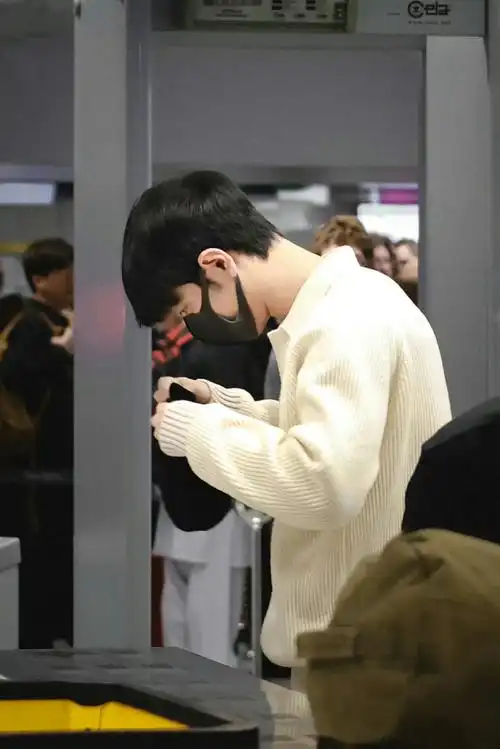 肖战出发回国##肖战回眸微笑