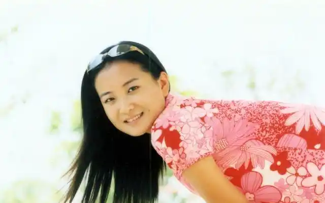 看来贾玲年轻时的照片,才知道冯巩为何收她为徒,真的是师徒情深