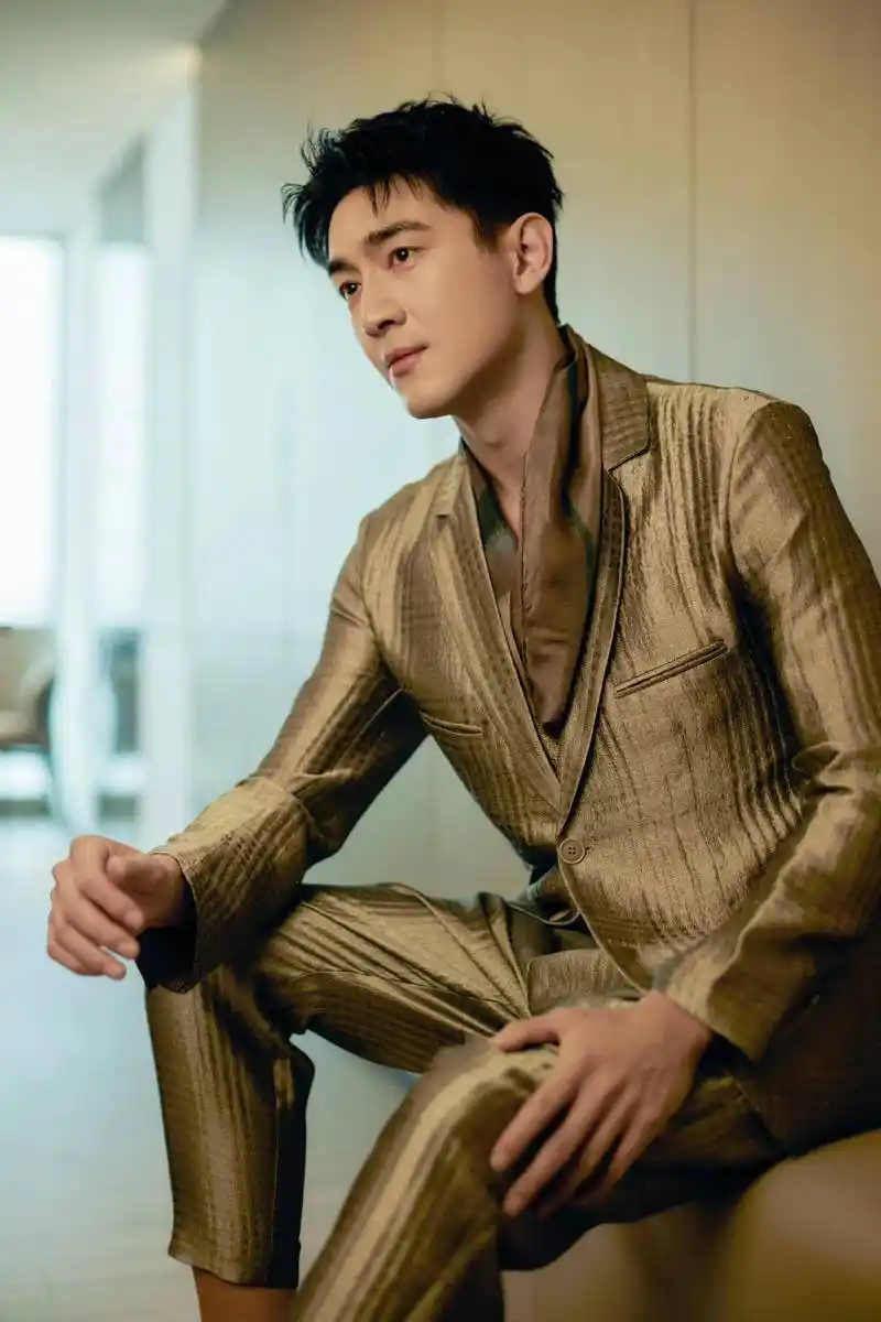 明星林更新写真集:剑眉星眸,仪表堂堂