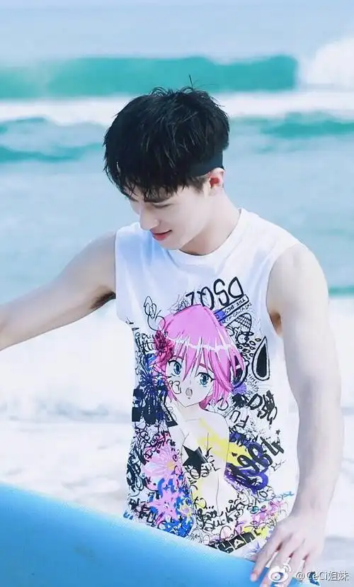 许魏洲#近日,@许魏洲zz一组海边度假照曝光.