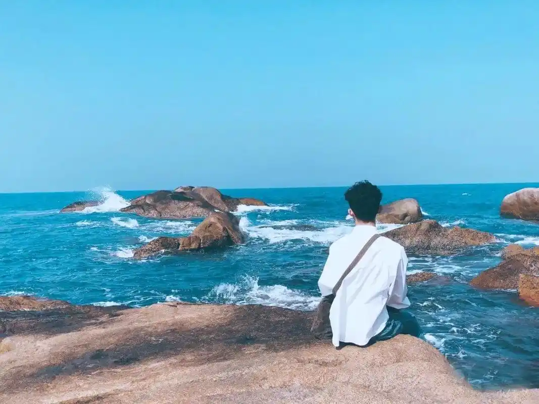 当然,度假风的美照也属于男生 找一处人少的礁石坐下 面朝大海,看浪花