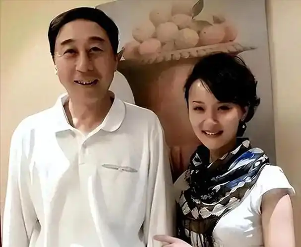 回顾相声大师冯巩为人谦虚低调娶圈外妻子生活幸福和睦