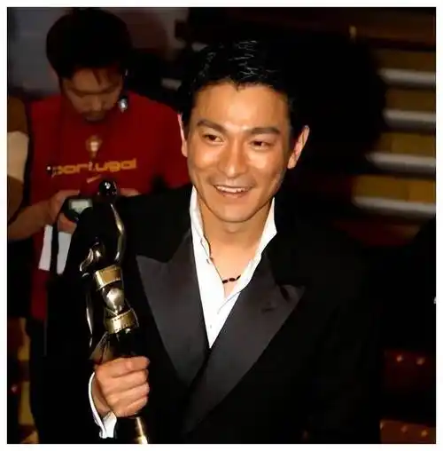 刘德华62岁:努力,自律,轻食,保持奔跑与健身_生活