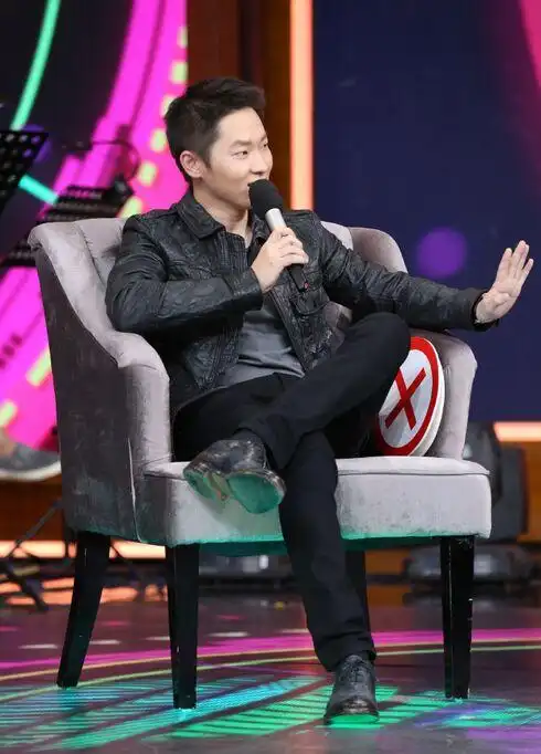 梁博曝中国新歌声有内幕中国好声音有剧本念稿子