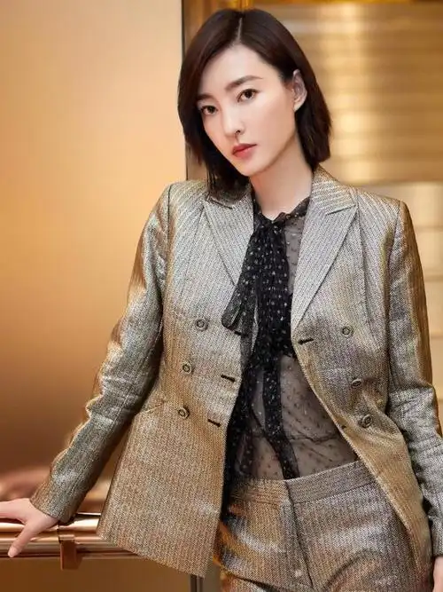 35岁王丽坤真撩人,西装内搭透视衫霸气又性感,不俗不媚很高级