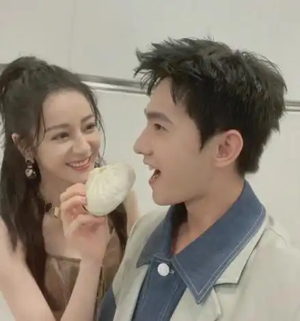 杨洋恋情曝引轰动,热巴乔欣遭波及,曾被站姐贴出5任绯闻女友!