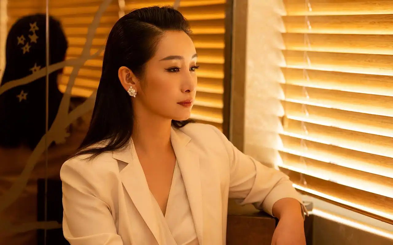 秦海璐性感优雅写真桌面壁纸,完美诠释了简约精致的时髦风格～裸色