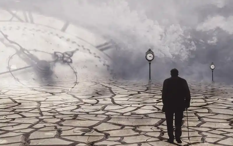 一个孤独沧桑的男人背影