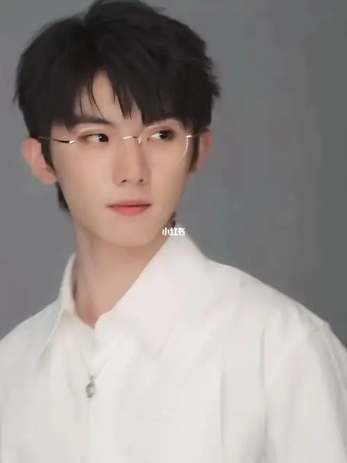 马嘉祺白色衬衣眼镜秒一切