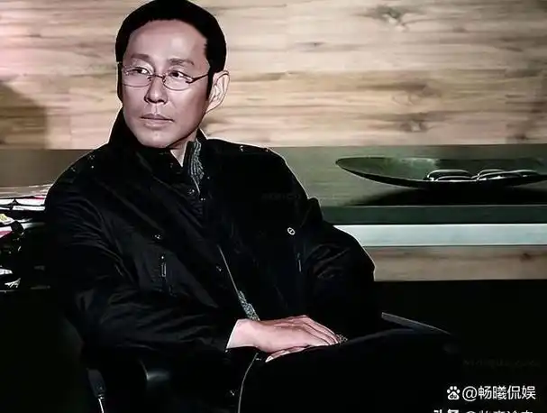 68岁陈道明被偶遇,头发胡子已全白,穿500元真丝t很接地气