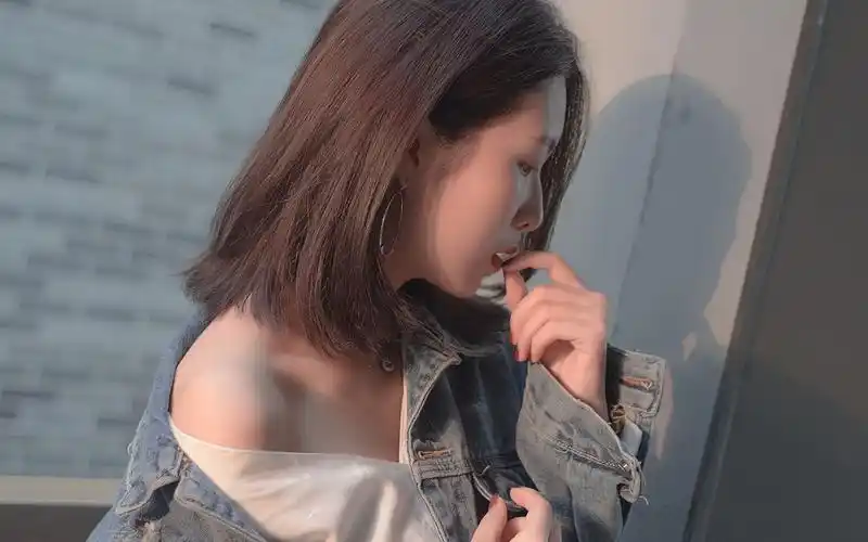 短发美女唯美朦胧迷人写真桌面壁纸