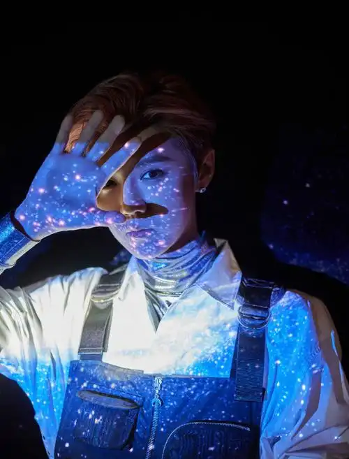 鹿晗绚烂光影胶片写真