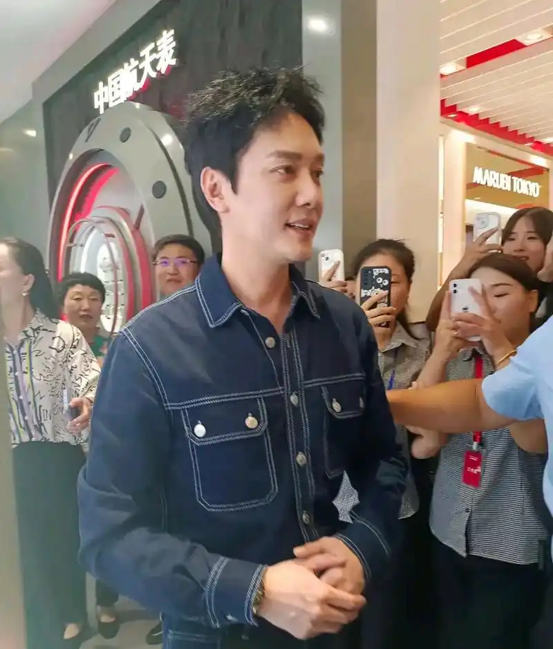 离开赵丽颖穿牛仔套装意气风发 帅气依旧  许久不见的冯绍峰今日现身