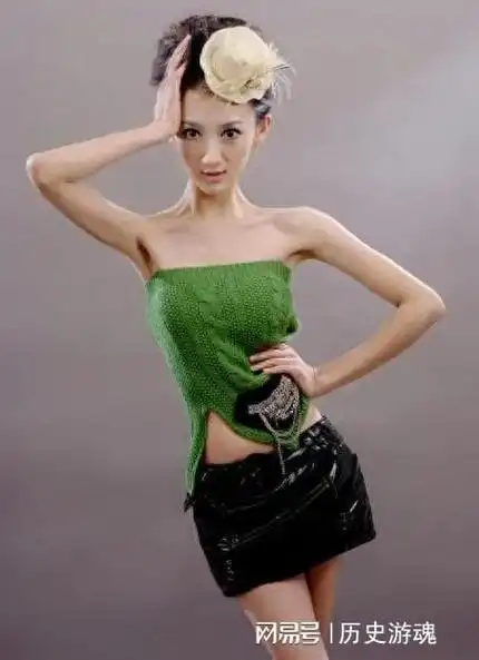 把老婆抛在国外自己带着另一个女孩回来当年何炅