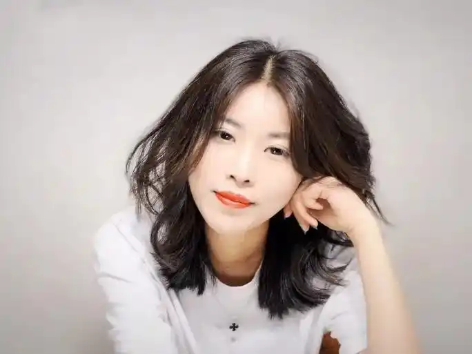 中长发很适合扎头发,微微的烫一下,发型 - 抖音