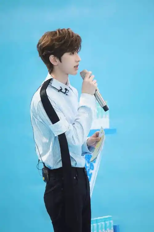 蔡徐坤腰围##蔡徐坤玫瑰花冠封面