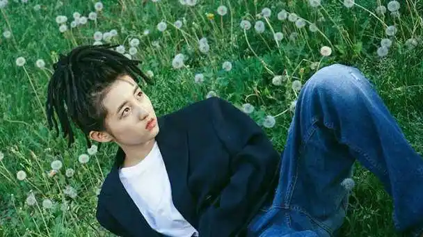 1米82的吴磊和张子枫峰拥抱,镜头下移看到两条腿,这是认真的吗_网友