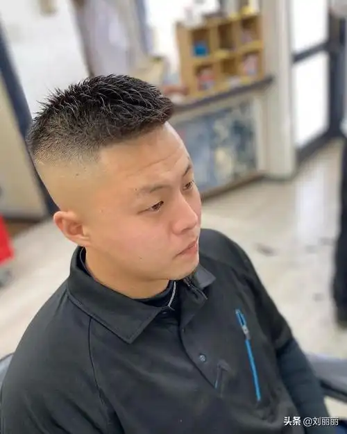 男生适合什么发型(清爽时髦的男士发型)(6)