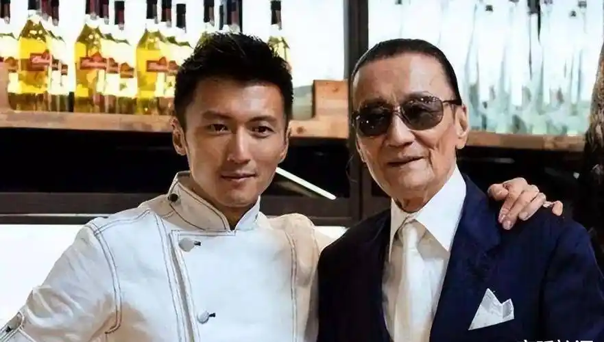 谢霆锋隔10多年与大儿子同框!