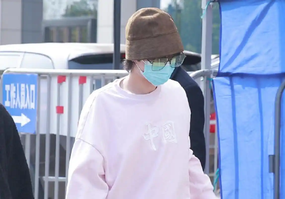 组图:精致boy!华晨宇上班路上戴着口罩敷面膜