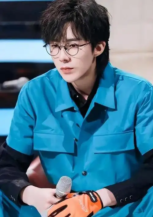 赵露思刘宇宁恋情曝光女方约闺蜜薛佳凝聚餐男方被拍到同场