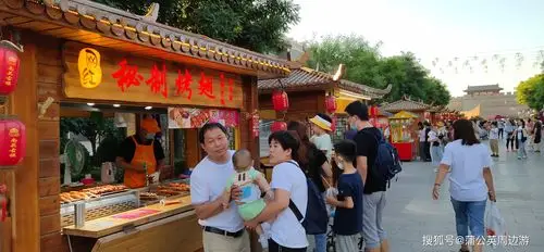 仿古建筑群,大部分是饭店和售卖商品的,中间大街两边是各类的小吃摊位