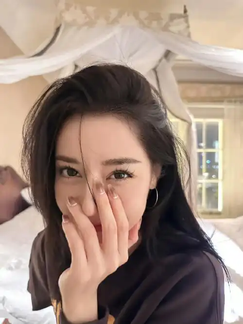 迪丽热巴嘟嘴wink随拍