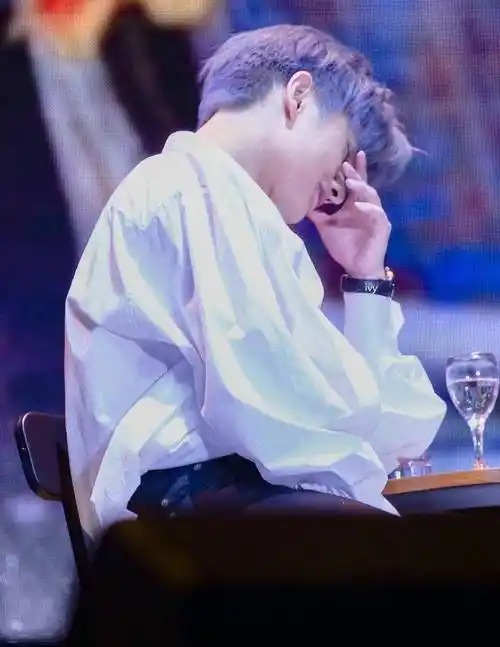 没见过的杨洋蓝发漫画造型,这要是在男团必须得是c位_五官_大海_气质