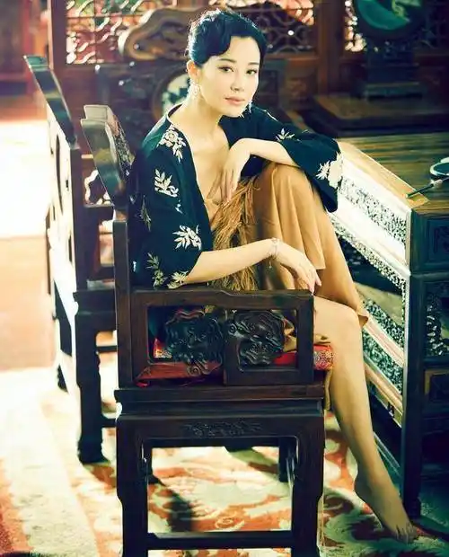 51岁许晴美到爆时尚旗袍凸显丰腴身材前凸后翘美得让人窒息